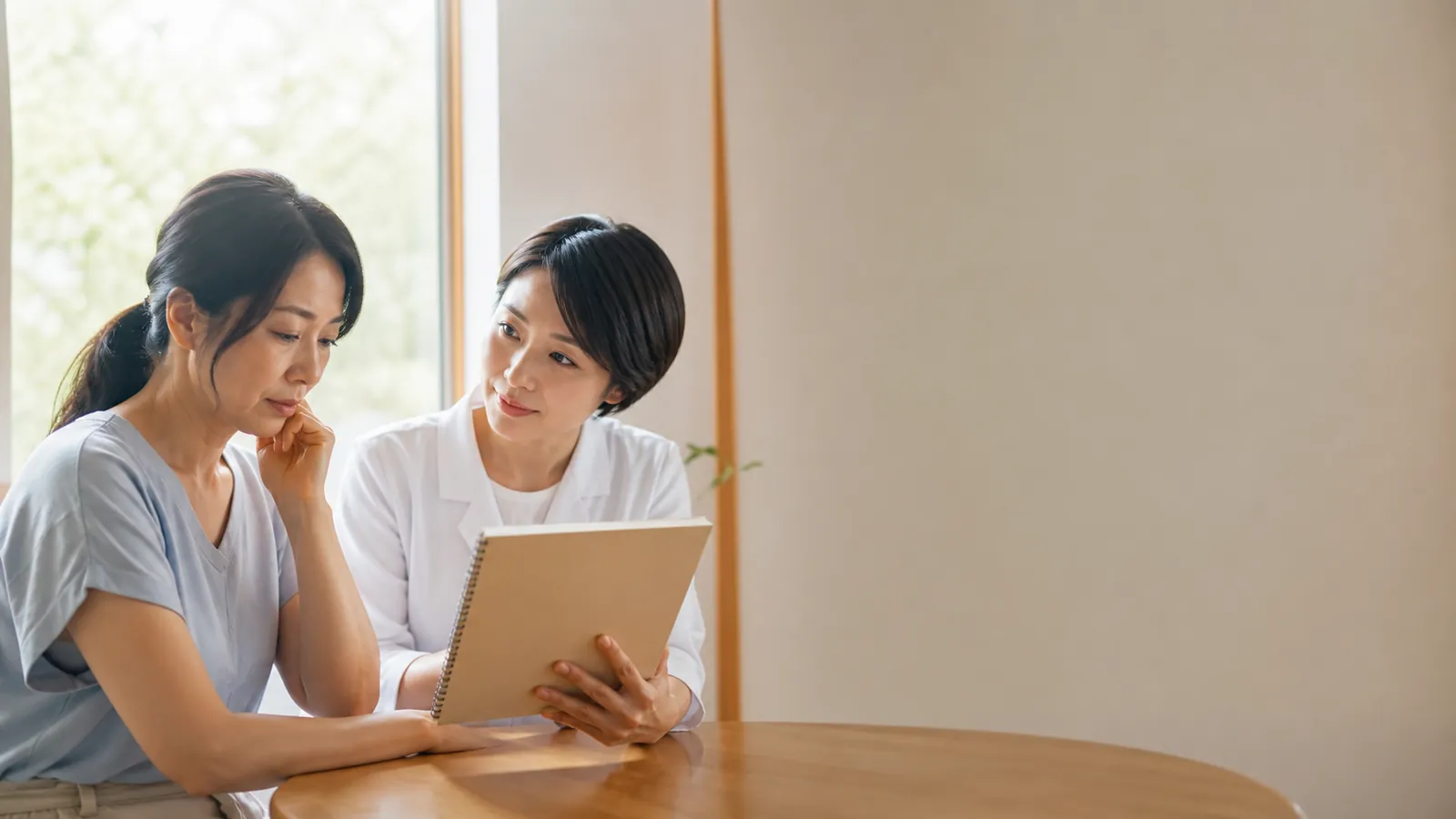 東亞女性與專業人員討論下一步安排