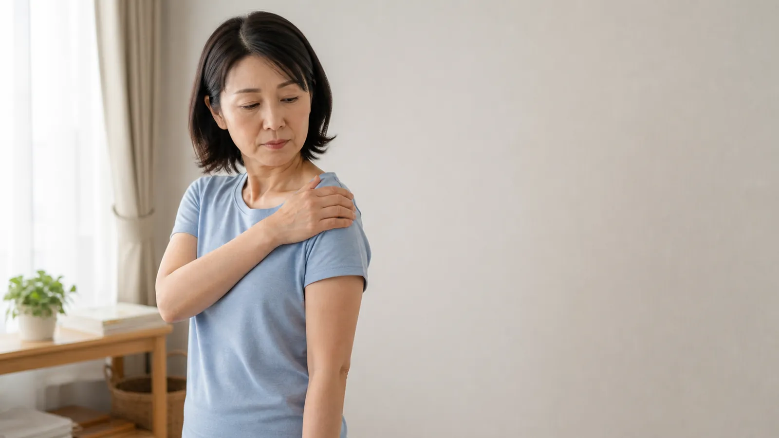 東亞中年女性在家中留意肩部狀況