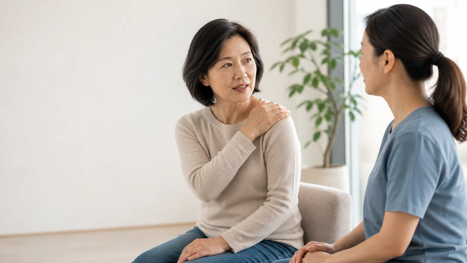 東亞中年女性與專業人員討論肩部狀況