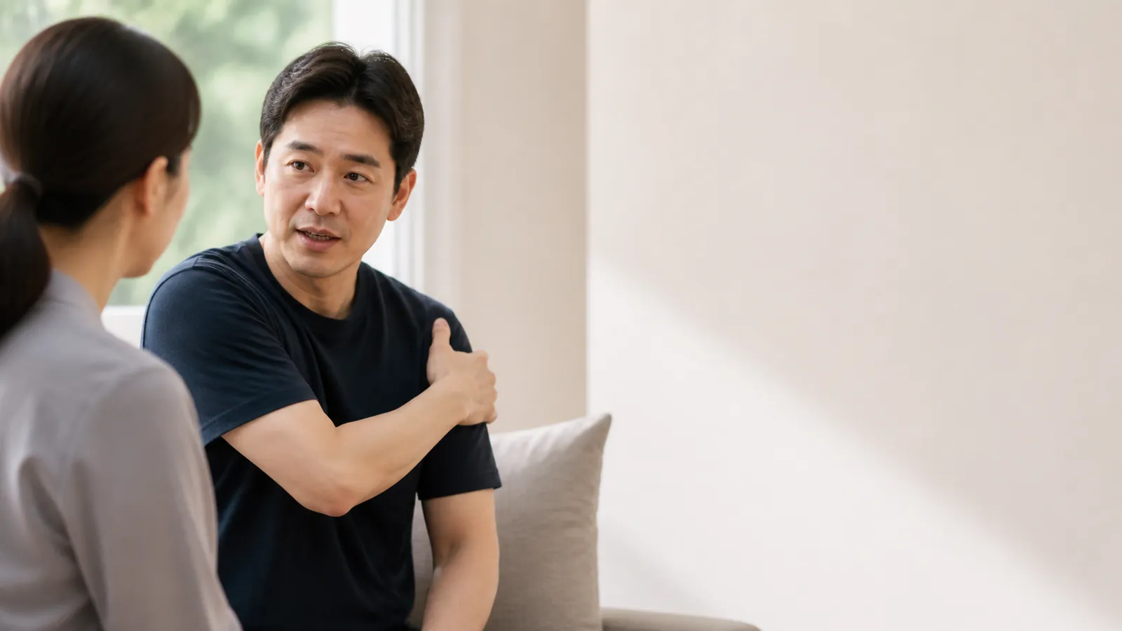 東亞男性在交談時輕觸肩部