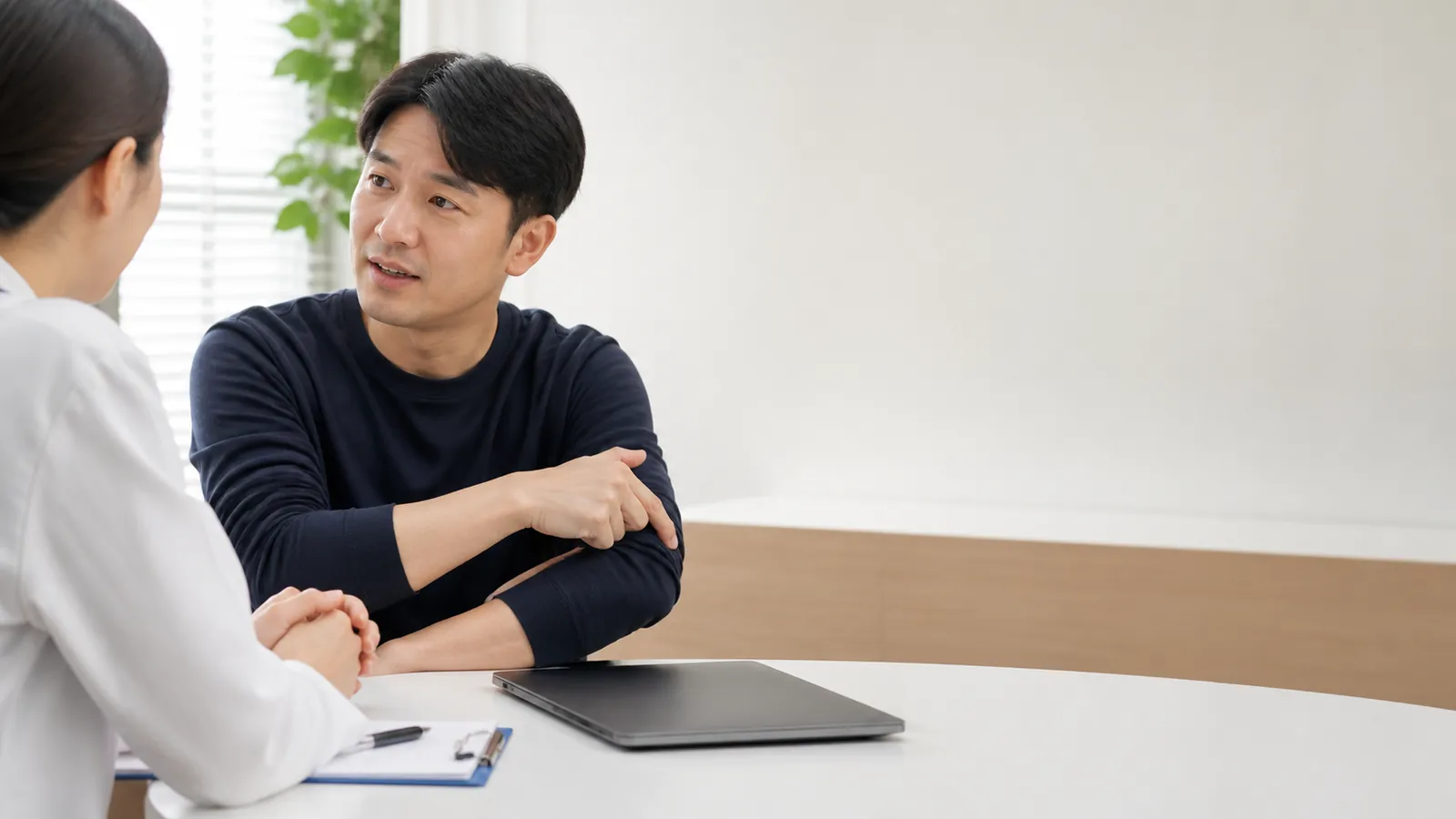 東亞男性與專業人員討論手肘不適